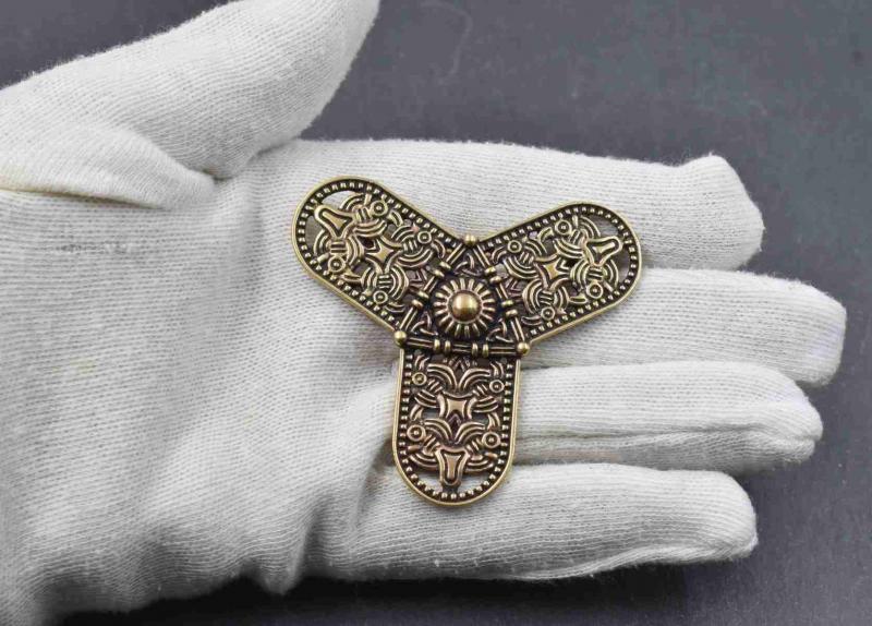 Kleeblattfibel der Rus Wikinger aus Bronze auf Hand